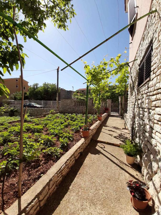 Apartments Izabela Muzic-Fornaric Cres Exterior foto
